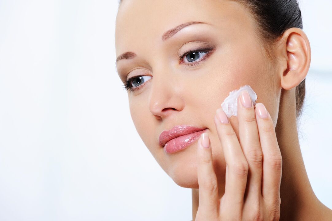 Applicazione di Eudalie dalla crema delle rughe