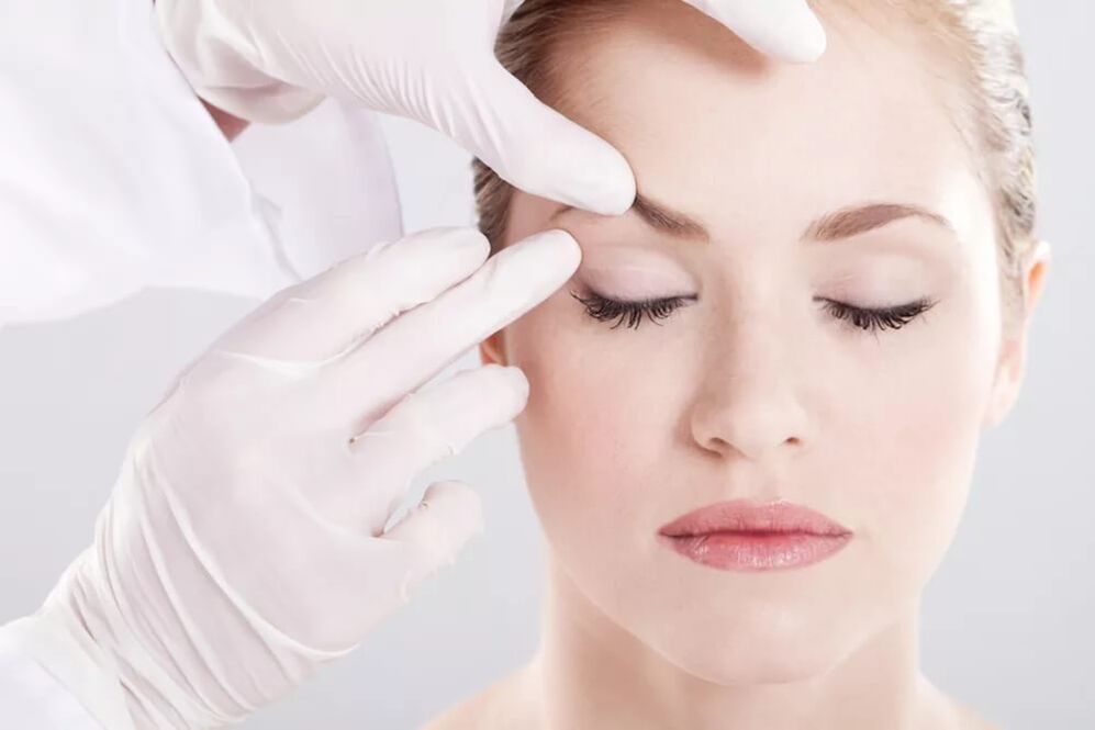 Il cosmetologo esamina la pelle intorno agli occhi